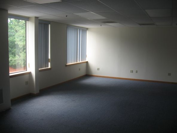 Hilltop Business Center: 136 Harvey Rd, Londonderry, NH 03053